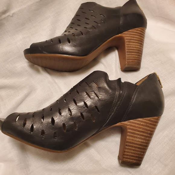 Clarks Artsian Black Leather Peeptoe Booties Lazer Cut 3.25 Stacked Heel Sz 9 - Picture 3 of 8